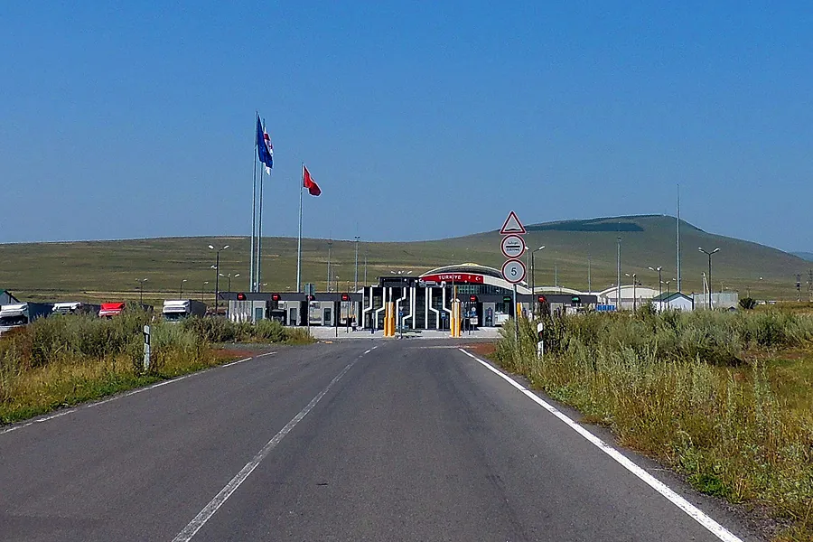 Пункт пропуска на границе: сюда приезжают уже с готовым комплектом документов