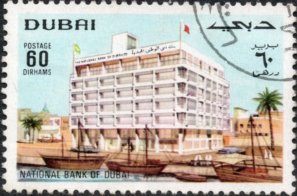 Здание National Bank of Dubai на берегу бухты Дубай-Крик