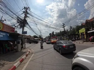 Chay Si Bahmi Keiyw Yaek Fi Daeng Lotas