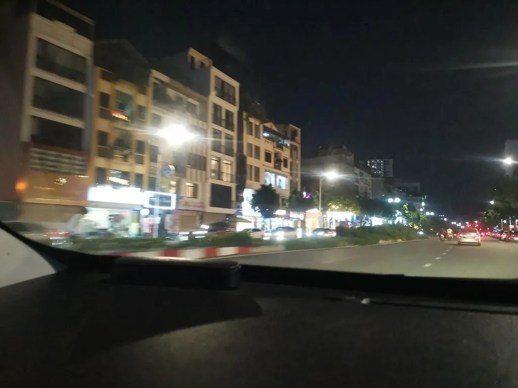 Em đây cà phê và bánh