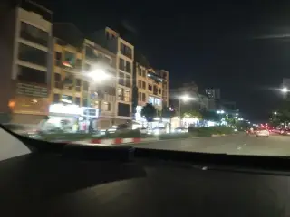 Em đây cà phê và bánh