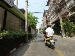 สระว่ายนํ้า และ ฟิตเนสเซ็นเตอร์ วิชชุวรรณ อพาร์เทล
