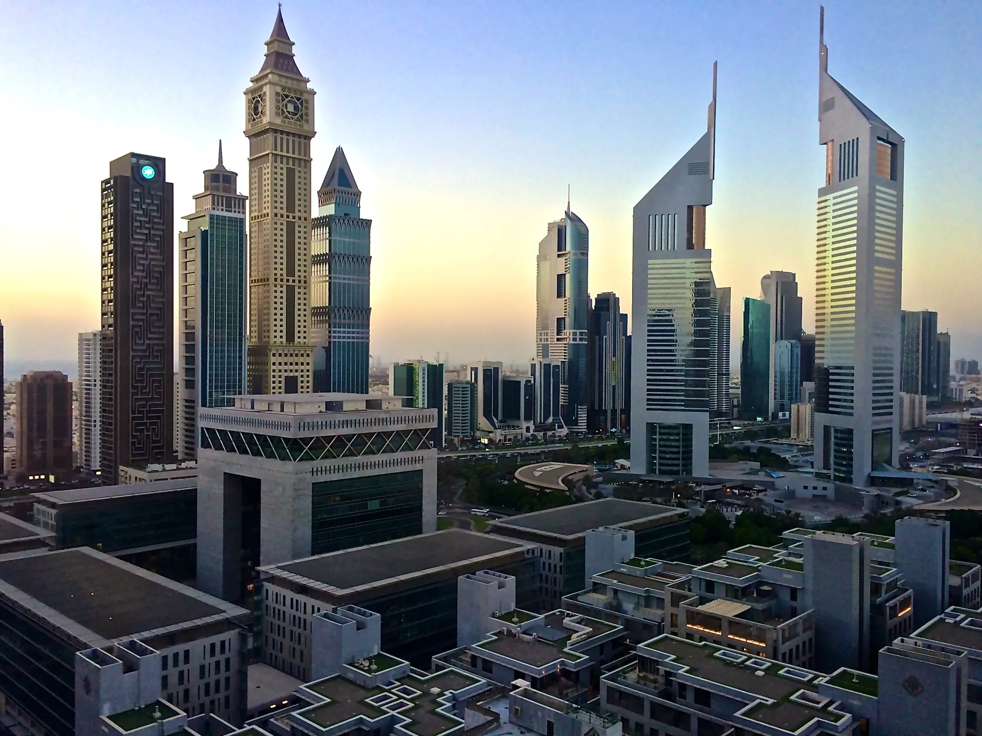 Офисные башни Emirates Towers в деловом центре Дубая, где расположены банки и управляющие компании