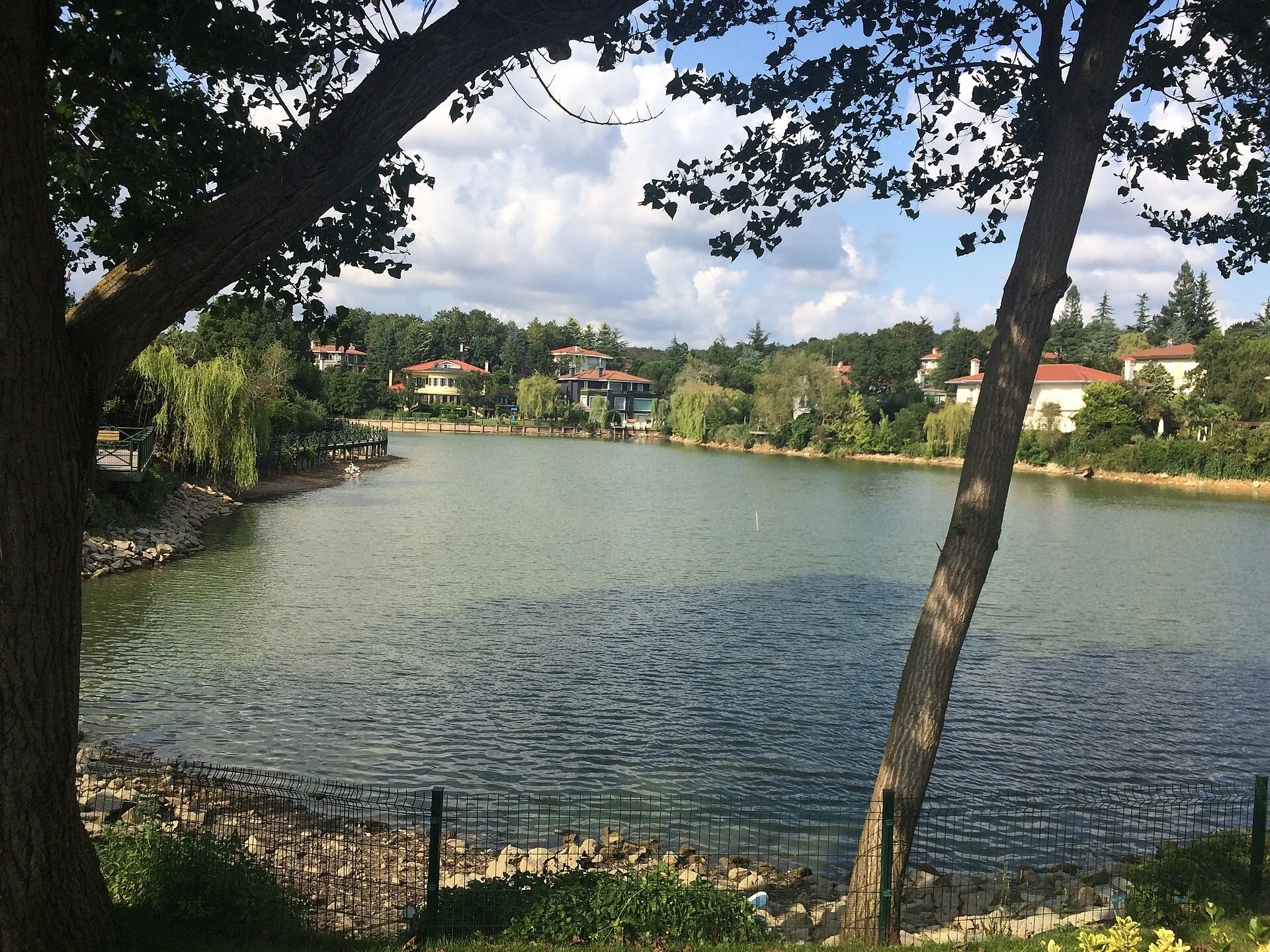 Kemer Country Göl Kenarı