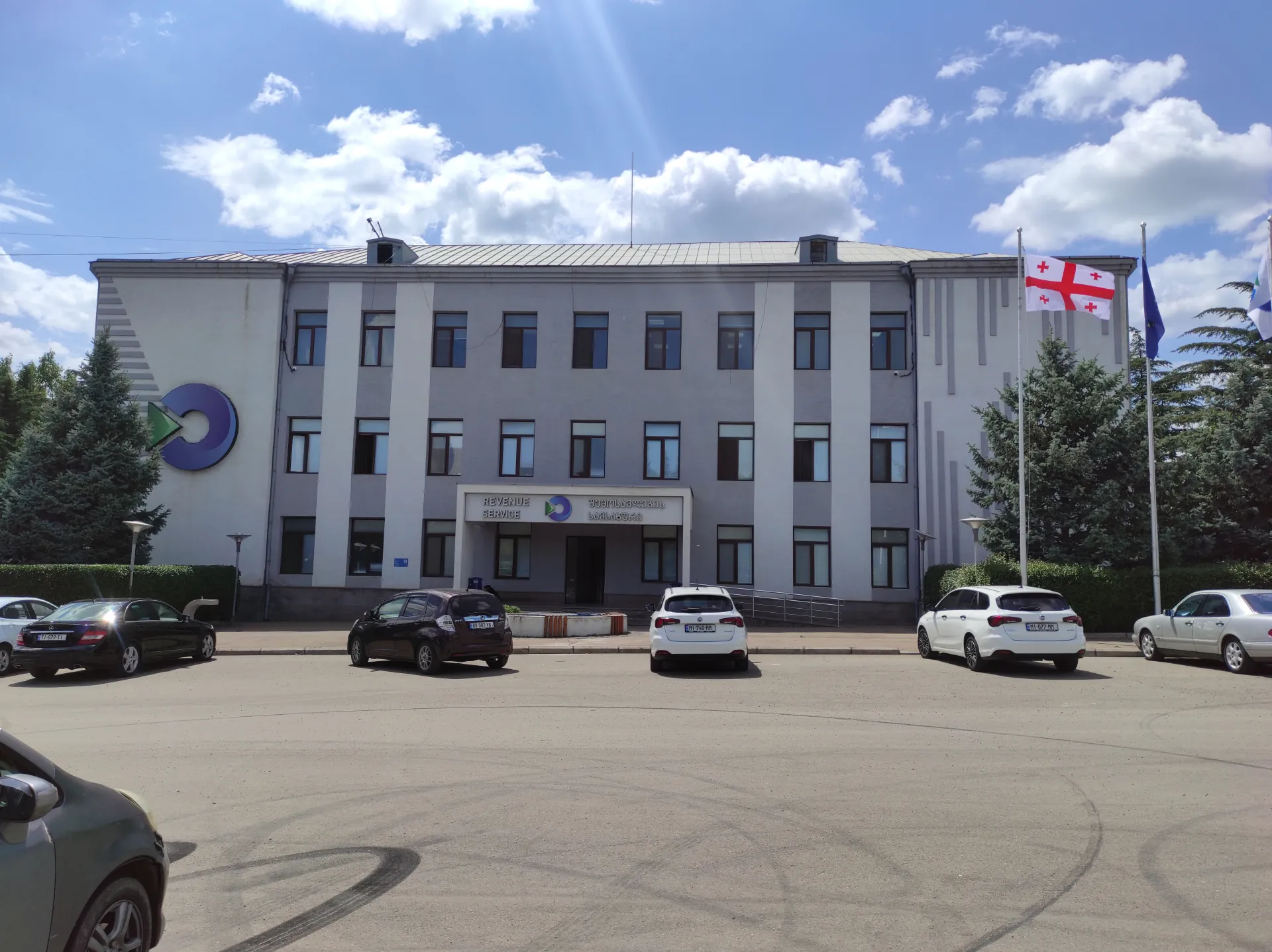 Здание Службы доходов Грузии в тбилисском районе Орхеви, куда подают налоговые заявления