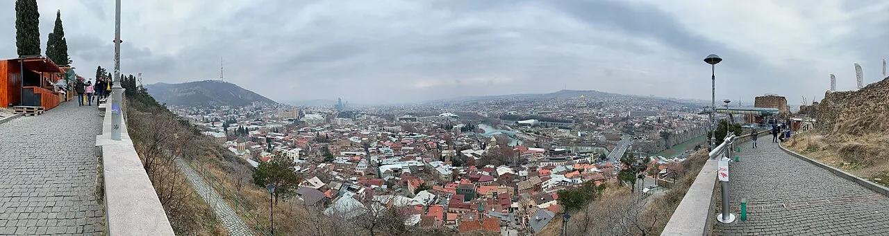 Вид на Тбилиси с крепости Нарикала — город, где продлевают вид на жительство