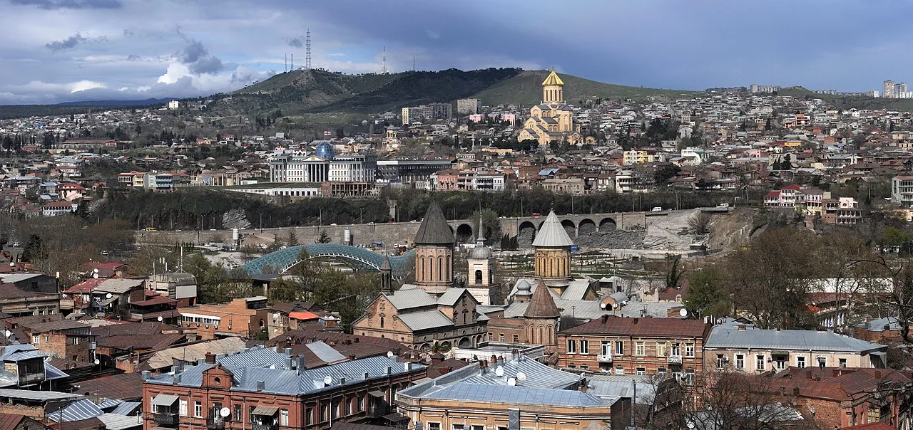 Панорама Тбилиси — страна, где после десяти лет проживания оформляют постоянный вид на жительство
