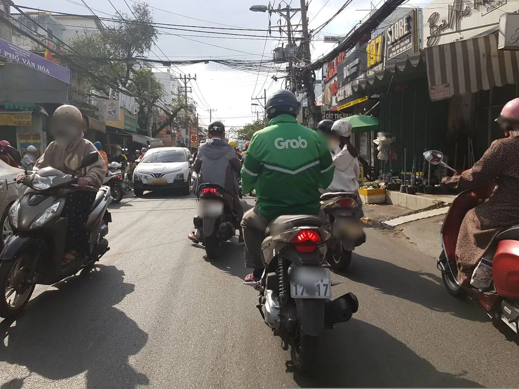 Cửa Hàng Laptop Sáng