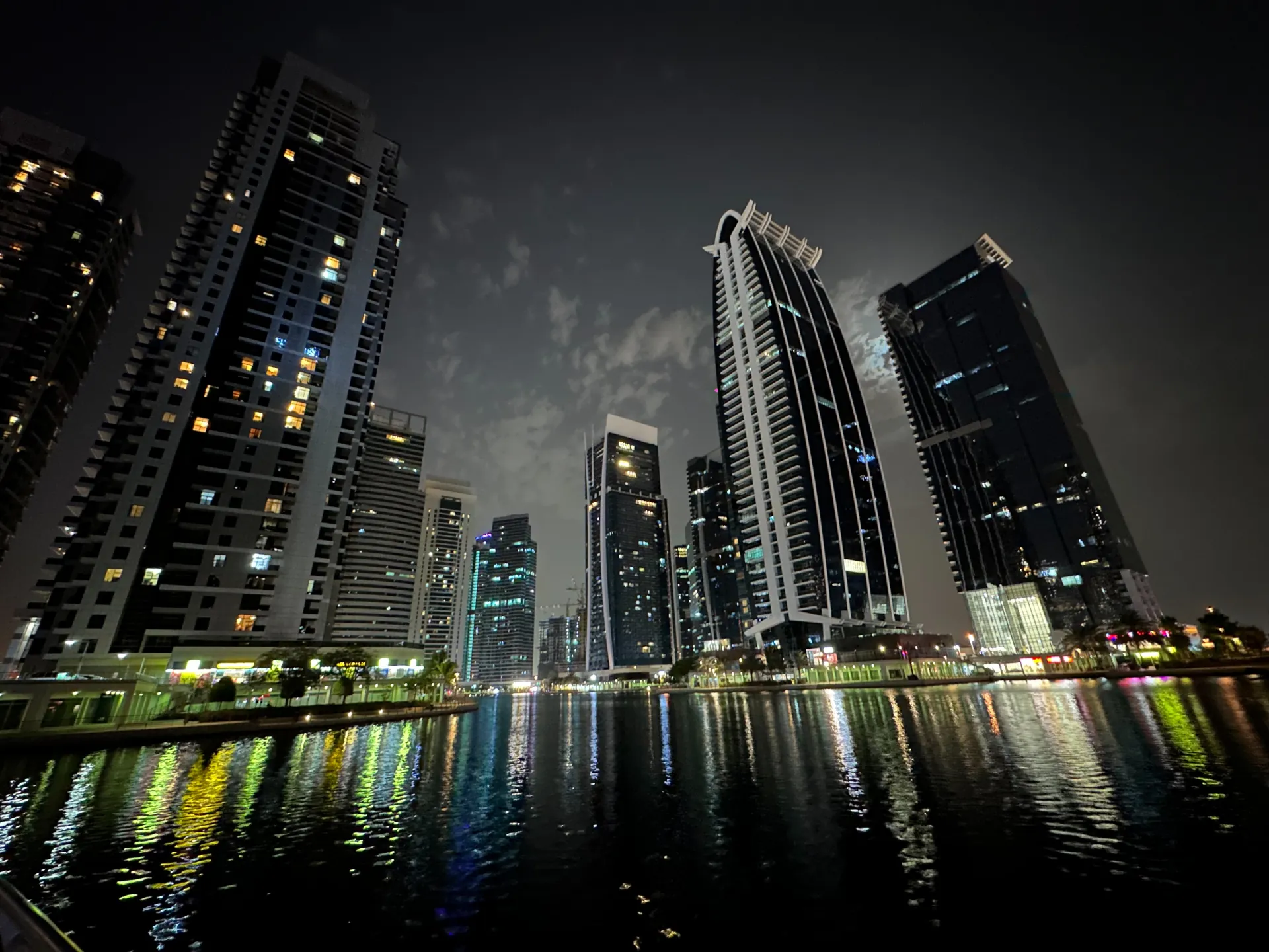 Башни делового района Jumeirah Lakes Towers в Дубае вечером