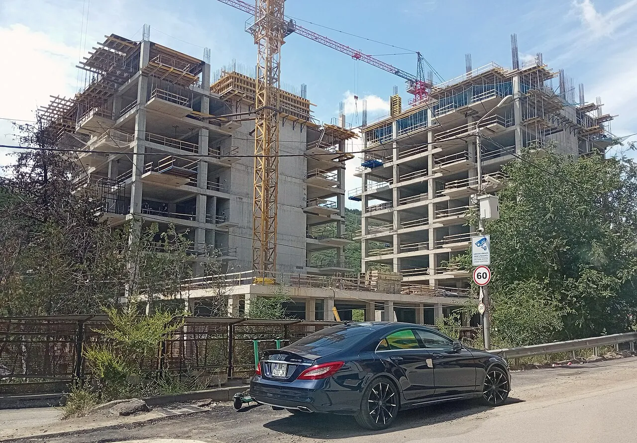 Новый жилой дом в Тбилиси: за содержание таких зданий платят управляющей компании
