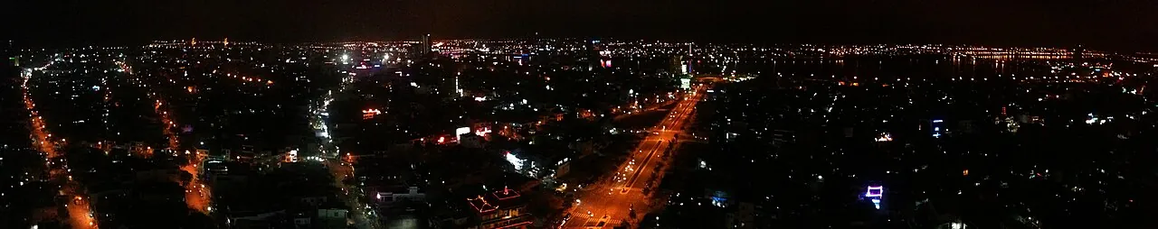 Ночная панорама Дананга — город, где арендованное жильё регистрируют в местной полиции