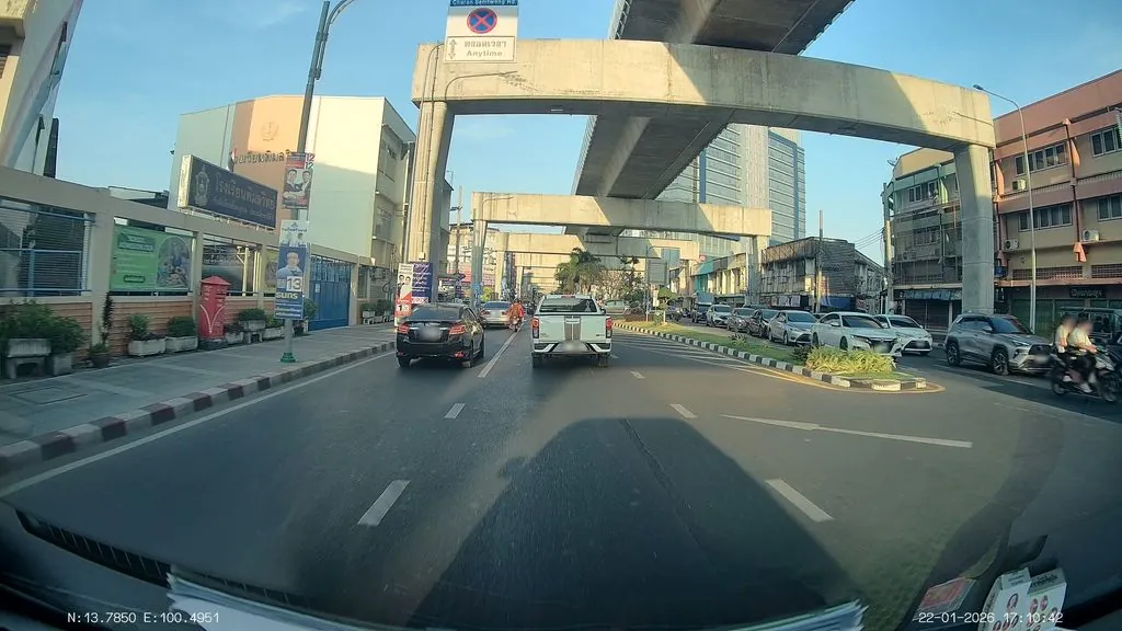 thnakhar yu xobi sakha phrapin kela : UOB Phra Pinklao branch