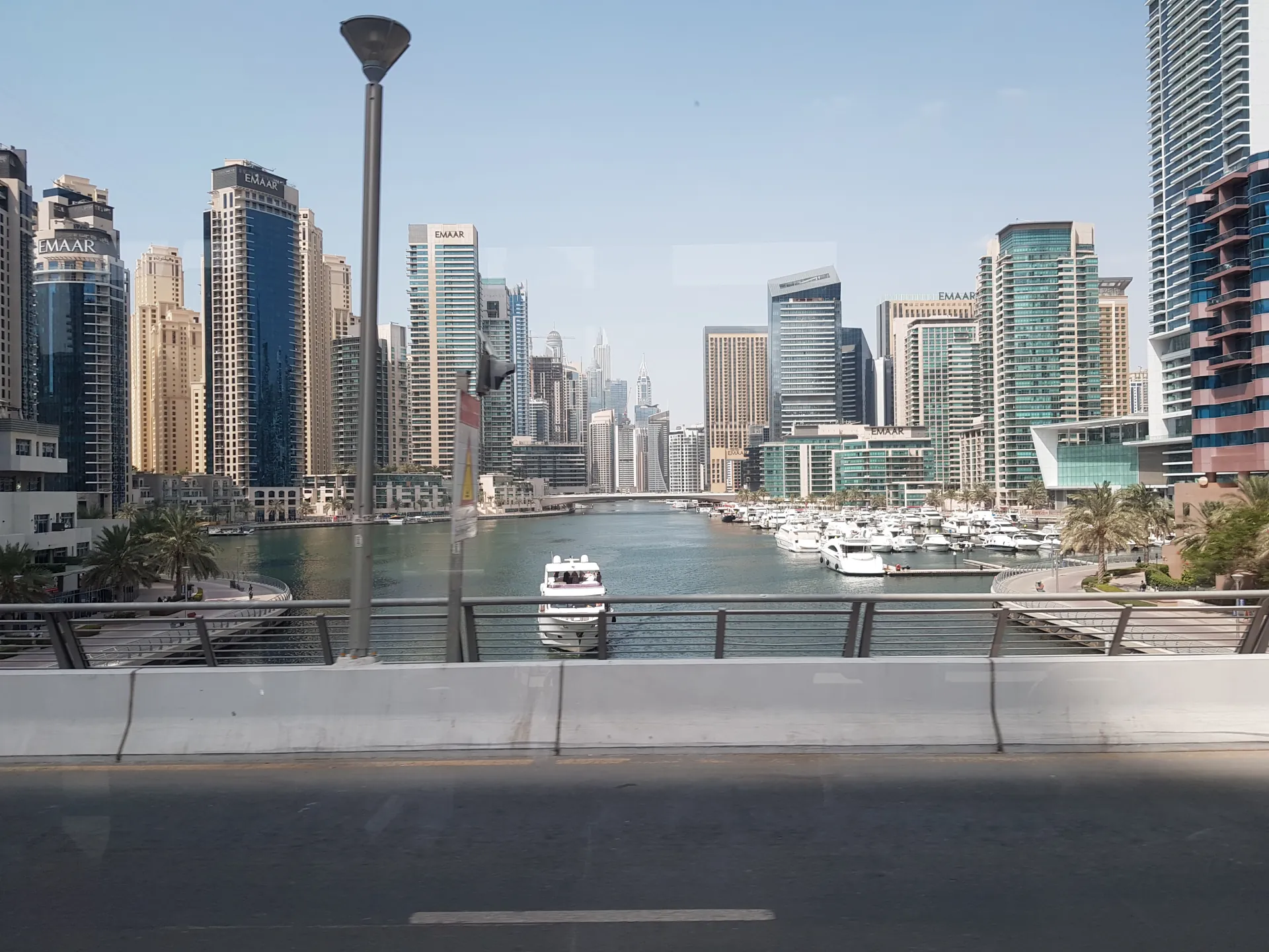 Жилые башни Dubai Marina — плата за обслуживание в таких комплексах одна из самых высоких