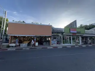Aree's Kitchen & Lounge