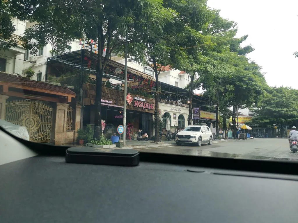 Nhà Hàng Ngựa Hí