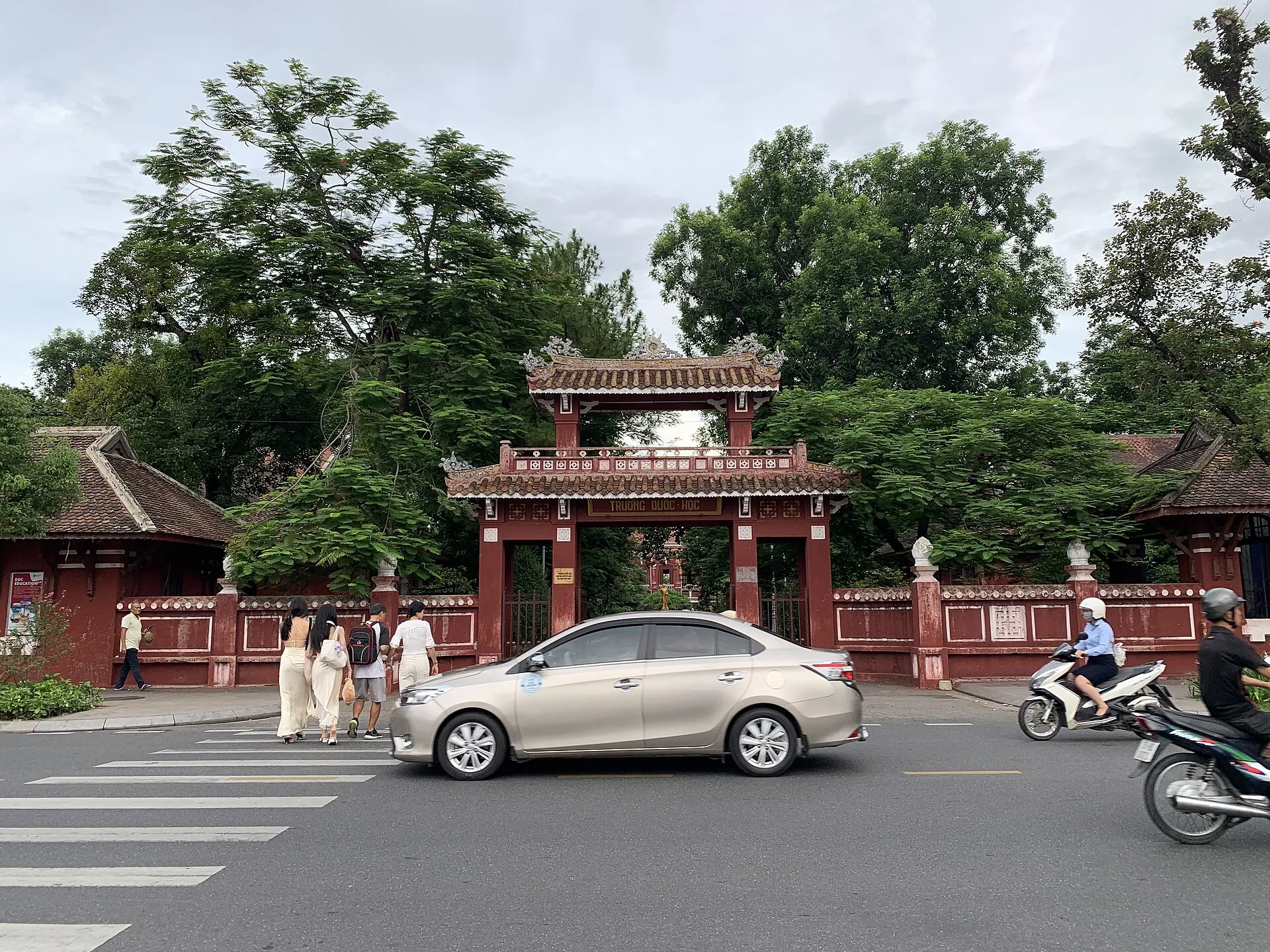 Bia Quốc Học Huế