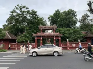 Bia Quốc Học Huế
