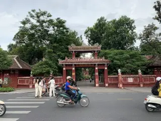 Bia Quốc Học Huế — รูปที่ 2