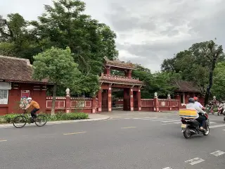 Bia Quốc Học Huế — รูปที่ 3