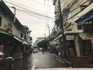 Khlinikh Khn Rak Phm