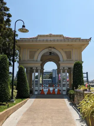suny brikar krung thiy sahrab bukhlakr rong phyabal sirirach laea lukkha Precious Plus