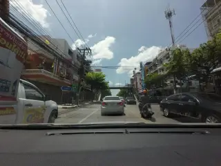 ชายสี่บะหมี่เกี๊ยว