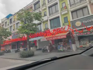 Cửa hàng cắt tóc - Lavish Hair Salon