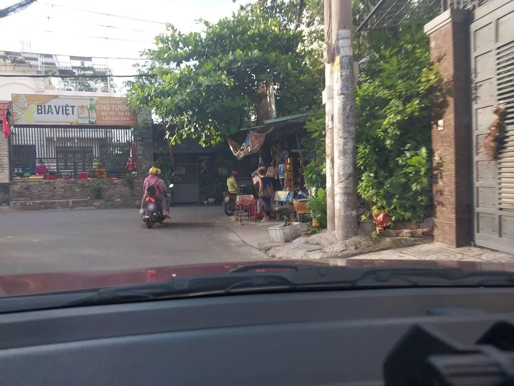 Tiệm Cà Phê Gần Nhà Mình