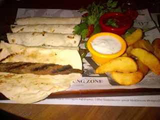 Hamzaoğlu Akçaabat Köfte & Balık & Kahvaltı Salonu