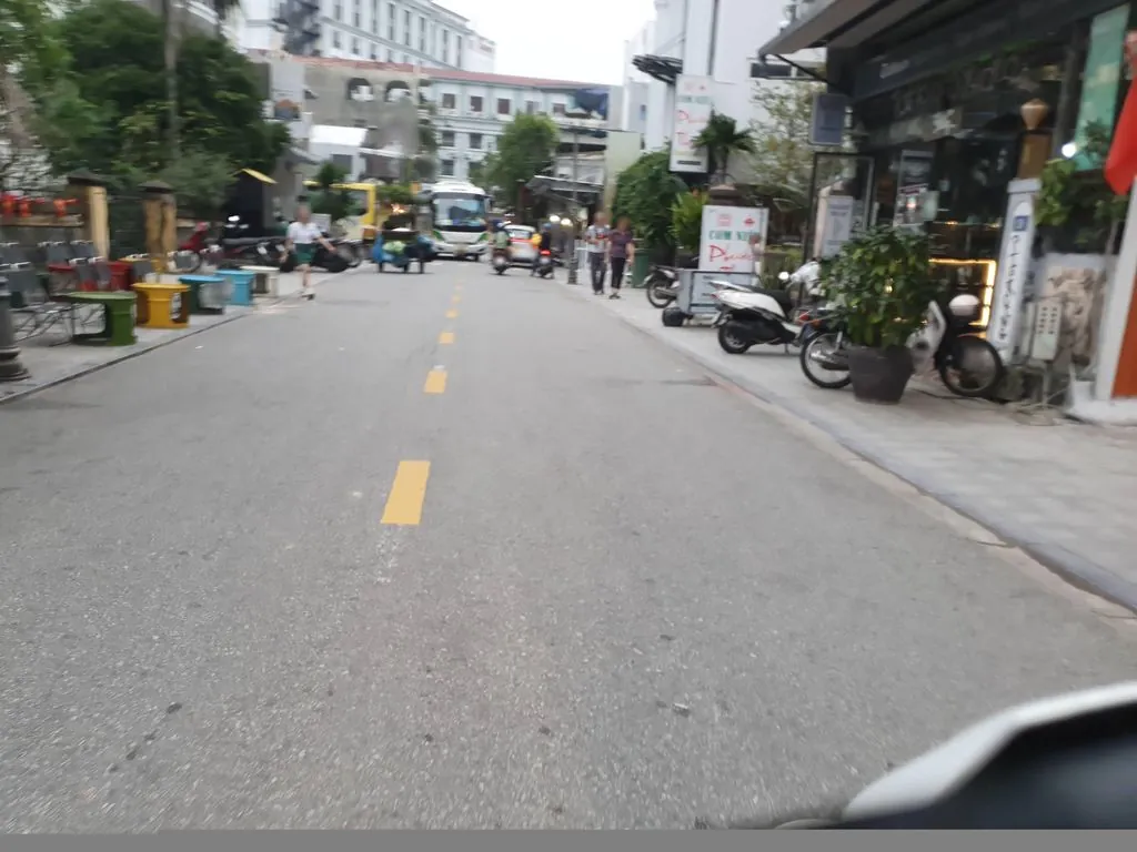 Xỏ khuyên Huế
