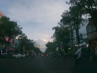 Quán bún ,nem lụi bà trai
