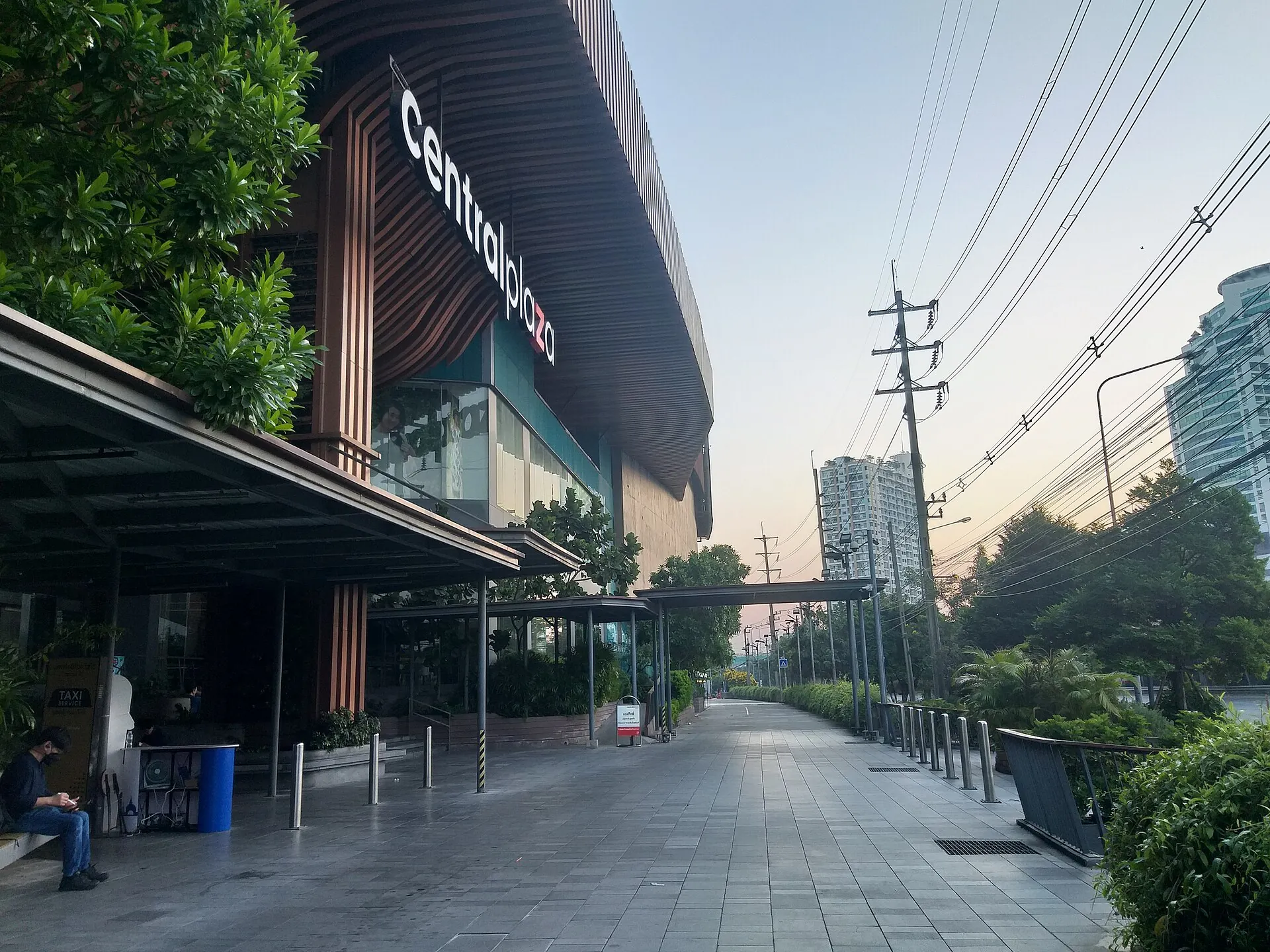 YAAKZ SHOP B2S Central Rama  3