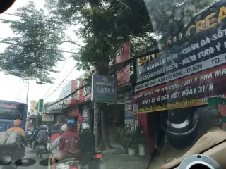 Tiệm tóc nam trang hoàng