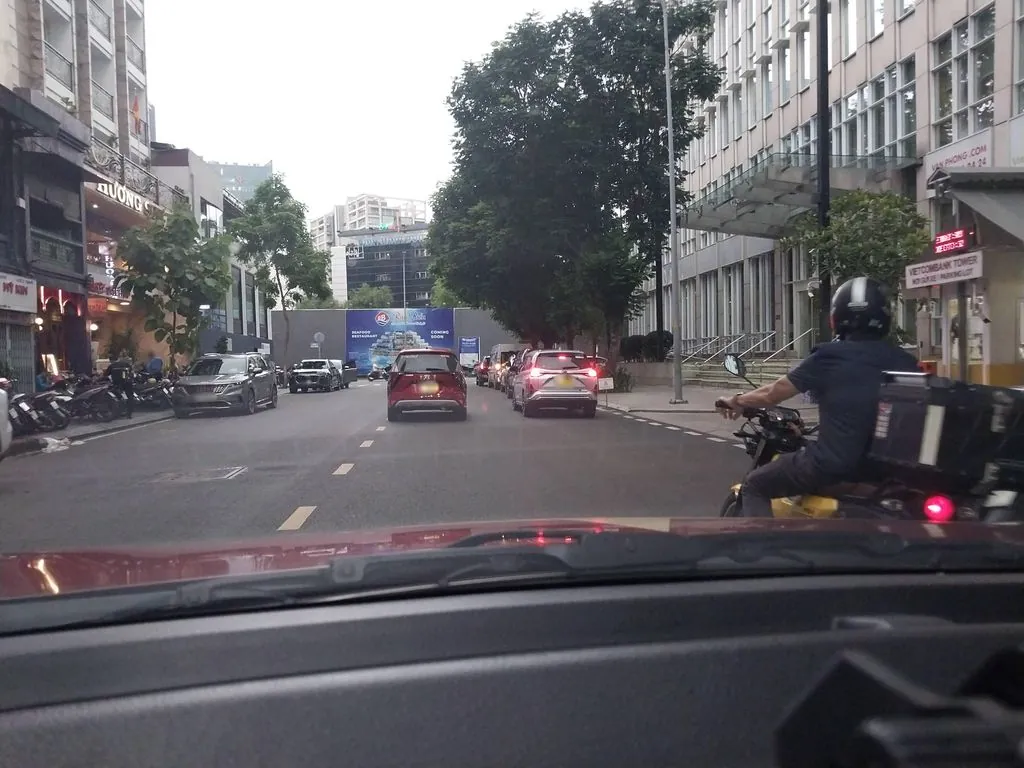 Du Thuyền Trên Sông Sài Gòn