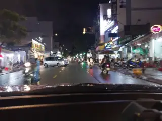 Tiệm Bò Lắc Lư