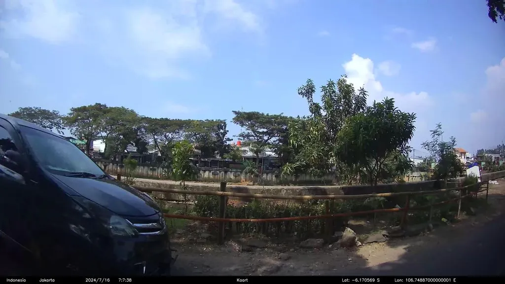 Tiga Bersaudara patung sapu